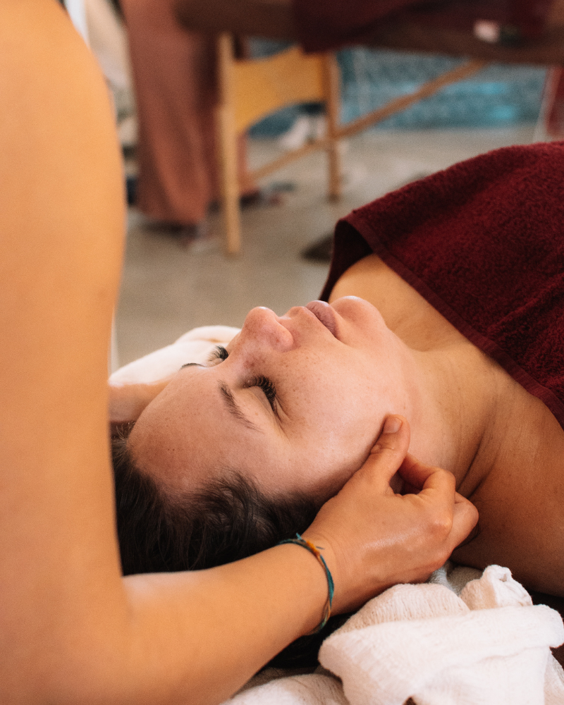 Photo representant unmassage drainant du visage du 'une femme